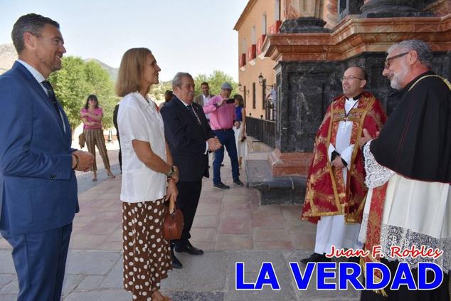 La visita de la Infanta Elena continuó en la Basílica donde saludó a los componentes de la Junta Representativa de la Cofradía de la Vera Cruz; a las puertas del templo saludó al rector de la basílica, Emilio Sánchez; y al vicario episcopal de la zona Caravaca-Mula, David Martínez; participó en un acto jubilar para ganar las indulgencias plenarias, adoró la Sagrada Reliquia y estuvo durante varios minutos a solas en la capilla de la Vera Cruz. 