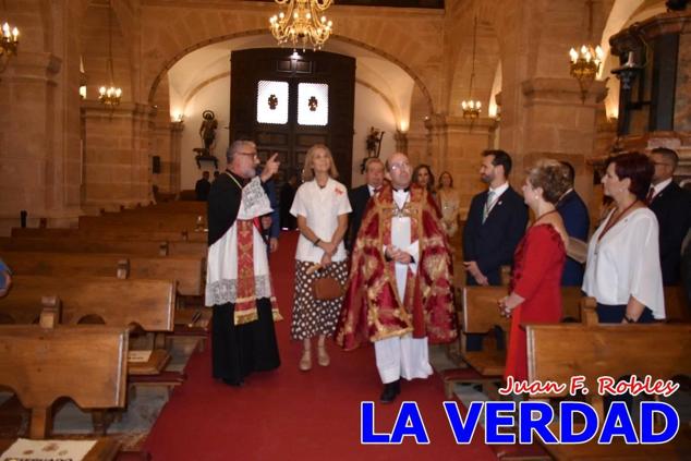 La visita de la Infanta Elena continuó en la Basílica donde saludó a los componentes de la Junta Representativa de la Cofradía de la Vera Cruz; a las puertas del templo saludó al rector de la basílica, Emilio Sánchez; y al vicario episcopal de la zona Caravaca-Mula, David Martínez; participó en un acto jubilar para ganar las indulgencias plenarias, adoró la Sagrada Reliquia y estuvo durante varios minutos a solas en la capilla de la Vera Cruz. 