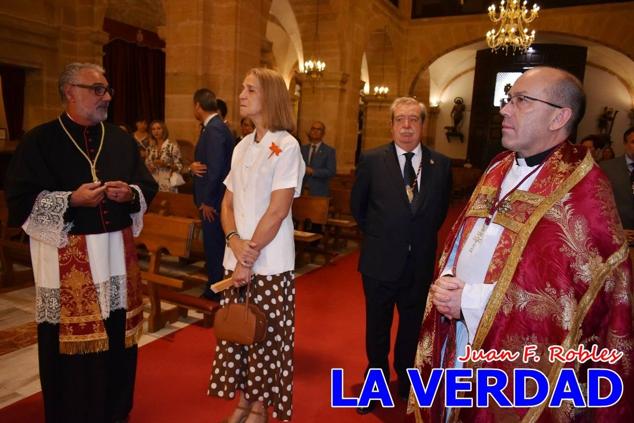 La visita de la Infanta Elena continuó en la Basílica donde saludó a los componentes de la Junta Representativa de la Cofradía de la Vera Cruz; a las puertas del templo saludó al rector de la basílica, Emilio Sánchez; y al vicario episcopal de la zona Caravaca-Mula, David Martínez; participó en un acto jubilar para ganar las indulgencias plenarias, adoró la Sagrada Reliquia y estuvo durante varios minutos a solas en la capilla de la Vera Cruz. 