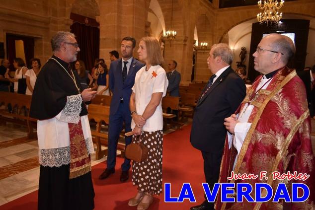 La visita de la Infanta Elena continuó en la Basílica donde saludó a los componentes de la Junta Representativa de la Cofradía de la Vera Cruz; a las puertas del templo saludó al rector de la basílica, Emilio Sánchez; y al vicario episcopal de la zona Caravaca-Mula, David Martínez; participó en un acto jubilar para ganar las indulgencias plenarias, adoró la Sagrada Reliquia y estuvo durante varios minutos a solas en la capilla de la Vera Cruz. 