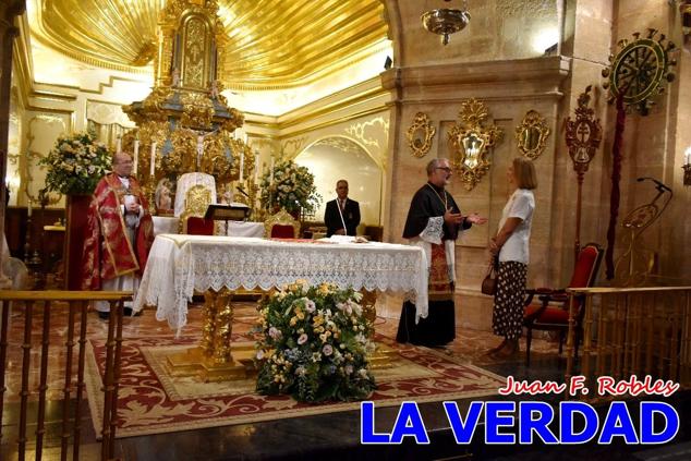 La visita de la Infanta Elena continuó en la Basílica donde saludó a los componentes de la Junta Representativa de la Cofradía de la Vera Cruz; a las puertas del templo saludó al rector de la basílica, Emilio Sánchez; y al vicario episcopal de la zona Caravaca-Mula, David Martínez; participó en un acto jubilar para ganar las indulgencias plenarias, adoró la Sagrada Reliquia y estuvo durante varios minutos a solas en la capilla de la Vera Cruz. 