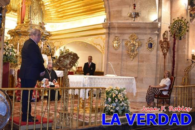La visita de la Infanta Elena continuó en la Basílica donde saludó a los componentes de la Junta Representativa de la Cofradía de la Vera Cruz; a las puertas del templo saludó al rector de la basílica, Emilio Sánchez; y al vicario episcopal de la zona Caravaca-Mula, David Martínez; participó en un acto jubilar para ganar las indulgencias plenarias, adoró la Sagrada Reliquia y estuvo durante varios minutos a solas en la capilla de la Vera Cruz. 