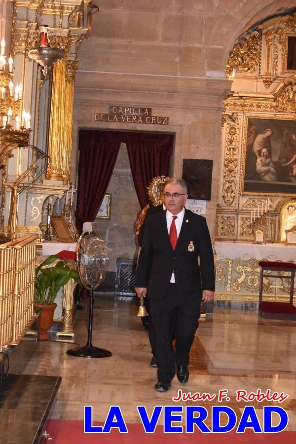 La visita de la Infanta Elena continuó en la Basílica donde saludó a los componentes de la Junta Representativa de la Cofradía de la Vera Cruz; a las puertas del templo saludó al rector de la basílica, Emilio Sánchez; y al vicario episcopal de la zona Caravaca-Mula, David Martínez; participó en un acto jubilar para ganar las indulgencias plenarias, adoró la Sagrada Reliquia y estuvo durante varios minutos a solas en la capilla de la Vera Cruz. 