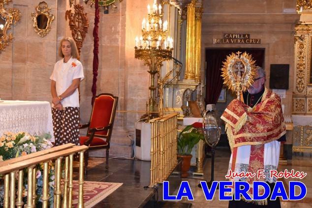 La visita de la Infanta Elena continuó en la Basílica donde saludó a los componentes de la Junta Representativa de la Cofradía de la Vera Cruz; a las puertas del templo saludó al rector de la basílica, Emilio Sánchez; y al vicario episcopal de la zona Caravaca-Mula, David Martínez; participó en un acto jubilar para ganar las indulgencias plenarias, adoró la Sagrada Reliquia y estuvo durante varios minutos a solas en la capilla de la Vera Cruz. 
