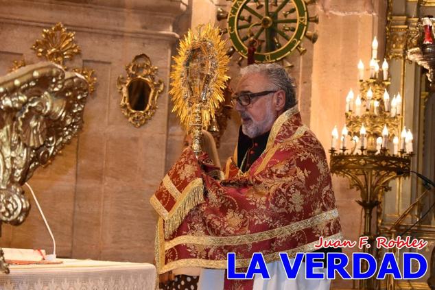 La visita de la Infanta Elena continuó en la Basílica donde saludó a los componentes de la Junta Representativa de la Cofradía de la Vera Cruz; a las puertas del templo saludó al rector de la basílica, Emilio Sánchez; y al vicario episcopal de la zona Caravaca-Mula, David Martínez; participó en un acto jubilar para ganar las indulgencias plenarias, adoró la Sagrada Reliquia y estuvo durante varios minutos a solas en la capilla de la Vera Cruz. 