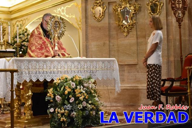 La visita de la Infanta Elena continuó en la Basílica donde saludó a los componentes de la Junta Representativa de la Cofradía de la Vera Cruz; a las puertas del templo saludó al rector de la basílica, Emilio Sánchez; y al vicario episcopal de la zona Caravaca-Mula, David Martínez; participó en un acto jubilar para ganar las indulgencias plenarias, adoró la Sagrada Reliquia y estuvo durante varios minutos a solas en la capilla de la Vera Cruz. 