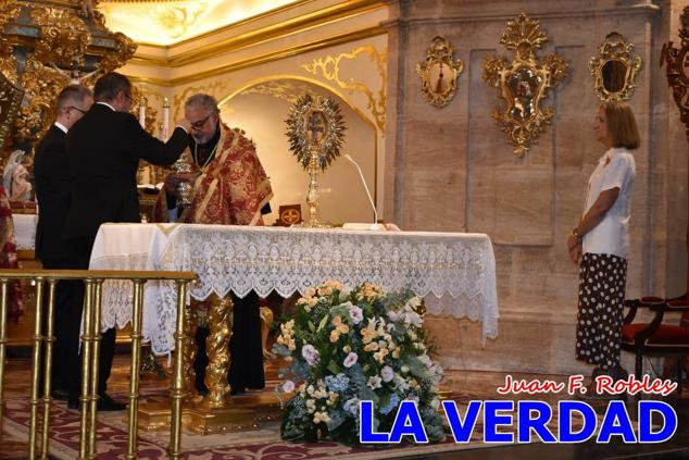 La visita de la Infanta Elena continuó en la Basílica donde saludó a los componentes de la Junta Representativa de la Cofradía de la Vera Cruz; a las puertas del templo saludó al rector de la basílica, Emilio Sánchez; y al vicario episcopal de la zona Caravaca-Mula, David Martínez; participó en un acto jubilar para ganar las indulgencias plenarias, adoró la Sagrada Reliquia y estuvo durante varios minutos a solas en la capilla de la Vera Cruz. 