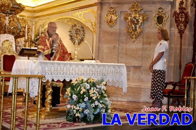 La visita de la Infanta Elena continuó en la Basílica donde saludó a los componentes de la Junta Representativa de la Cofradía de la Vera Cruz; a las puertas del templo saludó al rector de la basílica, Emilio Sánchez; y al vicario episcopal de la zona Caravaca-Mula, David Martínez; participó en un acto jubilar para ganar las indulgencias plenarias, adoró la Sagrada Reliquia y estuvo durante varios minutos a solas en la capilla de la Vera Cruz. 