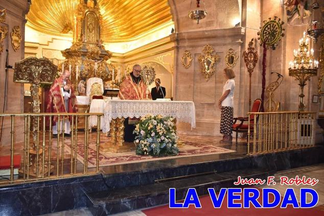 La visita de la Infanta Elena continuó en la Basílica donde saludó a los componentes de la Junta Representativa de la Cofradía de la Vera Cruz; a las puertas del templo saludó al rector de la basílica, Emilio Sánchez; y al vicario episcopal de la zona Caravaca-Mula, David Martínez; participó en un acto jubilar para ganar las indulgencias plenarias, adoró la Sagrada Reliquia y estuvo durante varios minutos a solas en la capilla de la Vera Cruz. 