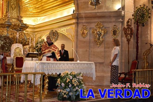 La visita de la Infanta Elena continuó en la Basílica donde saludó a los componentes de la Junta Representativa de la Cofradía de la Vera Cruz; a las puertas del templo saludó al rector de la basílica, Emilio Sánchez; y al vicario episcopal de la zona Caravaca-Mula, David Martínez; participó en un acto jubilar para ganar las indulgencias plenarias, adoró la Sagrada Reliquia y estuvo durante varios minutos a solas en la capilla de la Vera Cruz. 