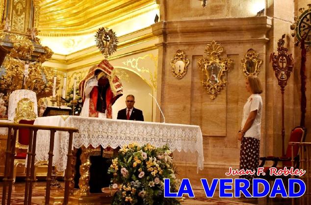 La visita de la Infanta Elena continuó en la Basílica donde saludó a los componentes de la Junta Representativa de la Cofradía de la Vera Cruz; a las puertas del templo saludó al rector de la basílica, Emilio Sánchez; y al vicario episcopal de la zona Caravaca-Mula, David Martínez; participó en un acto jubilar para ganar las indulgencias plenarias, adoró la Sagrada Reliquia y estuvo durante varios minutos a solas en la capilla de la Vera Cruz. 