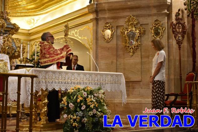 La visita de la Infanta Elena continuó en la Basílica donde saludó a los componentes de la Junta Representativa de la Cofradía de la Vera Cruz; a las puertas del templo saludó al rector de la basílica, Emilio Sánchez; y al vicario episcopal de la zona Caravaca-Mula, David Martínez; participó en un acto jubilar para ganar las indulgencias plenarias, adoró la Sagrada Reliquia y estuvo durante varios minutos a solas en la capilla de la Vera Cruz. 
