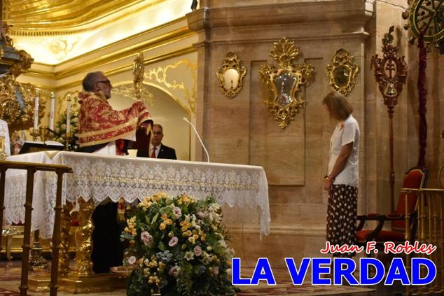 La visita de la Infanta Elena continuó en la Basílica donde saludó a los componentes de la Junta Representativa de la Cofradía de la Vera Cruz; a las puertas del templo saludó al rector de la basílica, Emilio Sánchez; y al vicario episcopal de la zona Caravaca-Mula, David Martínez; participó en un acto jubilar para ganar las indulgencias plenarias, adoró la Sagrada Reliquia y estuvo durante varios minutos a solas en la capilla de la Vera Cruz. 