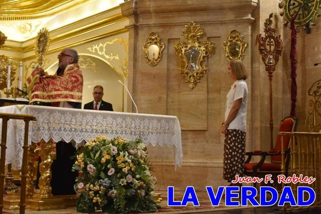La visita de la Infanta Elena continuó en la Basílica donde saludó a los componentes de la Junta Representativa de la Cofradía de la Vera Cruz; a las puertas del templo saludó al rector de la basílica, Emilio Sánchez; y al vicario episcopal de la zona Caravaca-Mula, David Martínez; participó en un acto jubilar para ganar las indulgencias plenarias, adoró la Sagrada Reliquia y estuvo durante varios minutos a solas en la capilla de la Vera Cruz. 