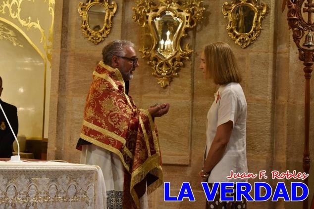 La visita de la Infanta Elena continuó en la Basílica donde saludó a los componentes de la Junta Representativa de la Cofradía de la Vera Cruz; a las puertas del templo saludó al rector de la basílica, Emilio Sánchez; y al vicario episcopal de la zona Caravaca-Mula, David Martínez; participó en un acto jubilar para ganar las indulgencias plenarias, adoró la Sagrada Reliquia y estuvo durante varios minutos a solas en la capilla de la Vera Cruz. 