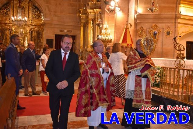 La visita de la Infanta Elena continuó en la Basílica donde saludó a los componentes de la Junta Representativa de la Cofradía de la Vera Cruz; a las puertas del templo saludó al rector de la basílica, Emilio Sánchez; y al vicario episcopal de la zona Caravaca-Mula, David Martínez; participó en un acto jubilar para ganar las indulgencias plenarias, adoró la Sagrada Reliquia y estuvo durante varios minutos a solas en la capilla de la Vera Cruz. 