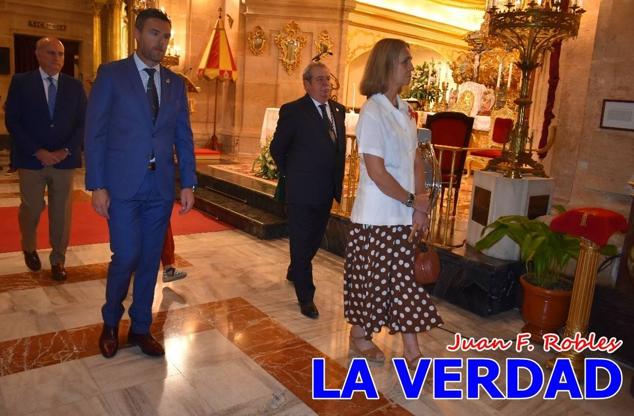 La visita de la Infanta Elena continuó en la Basílica donde saludó a los componentes de la Junta Representativa de la Cofradía de la Vera Cruz; a las puertas del templo saludó al rector de la basílica, Emilio Sánchez; y al vicario episcopal de la zona Caravaca-Mula, David Martínez; participó en un acto jubilar para ganar las indulgencias plenarias, adoró la Sagrada Reliquia y estuvo durante varios minutos a solas en la capilla de la Vera Cruz. 