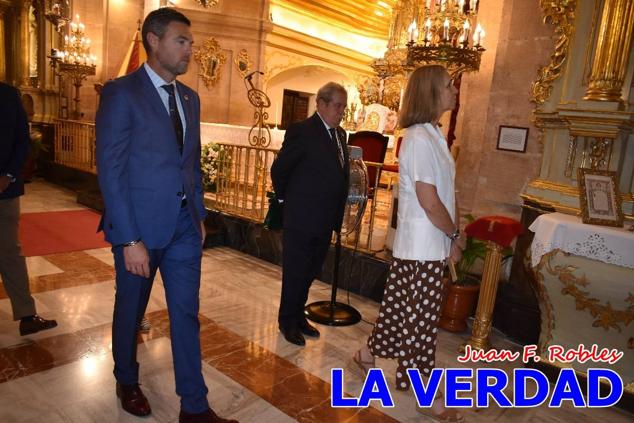 La visita de la Infanta Elena continuó en la Basílica donde saludó a los componentes de la Junta Representativa de la Cofradía de la Vera Cruz; a las puertas del templo saludó al rector de la basílica, Emilio Sánchez; y al vicario episcopal de la zona Caravaca-Mula, David Martínez; participó en un acto jubilar para ganar las indulgencias plenarias, adoró la Sagrada Reliquia y estuvo durante varios minutos a solas en la capilla de la Vera Cruz. 