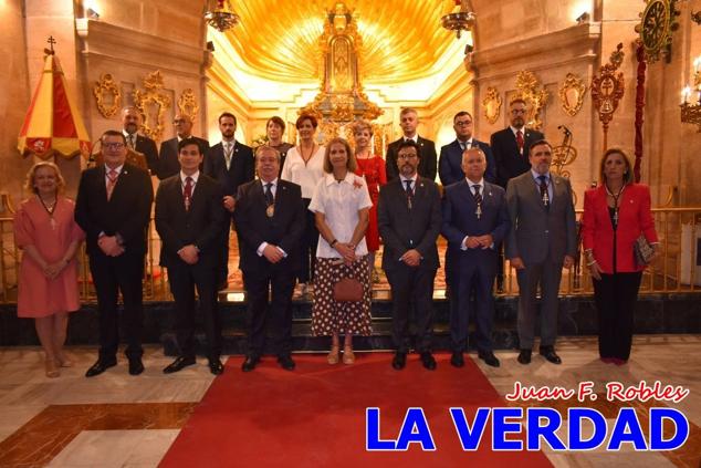 La visita de la Infanta Elena continuó en la Basílica donde saludó a los componentes de la Junta Representativa de la Cofradía de la Vera Cruz; a las puertas del templo saludó al rector de la basílica, Emilio Sánchez; y al vicario episcopal de la zona Caravaca-Mula, David Martínez; participó en un acto jubilar para ganar las indulgencias plenarias, adoró la Sagrada Reliquia y estuvo durante varios minutos a solas en la capilla de la Vera Cruz. 