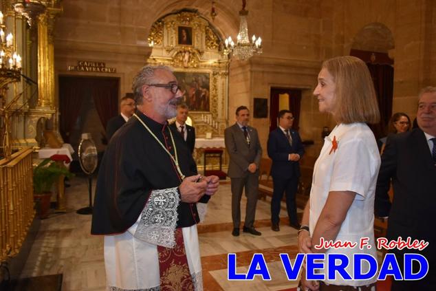 La visita de la Infanta Elena continuó en la Basílica donde saludó a los componentes de la Junta Representativa de la Cofradía de la Vera Cruz; a las puertas del templo saludó al rector de la basílica, Emilio Sánchez; y al vicario episcopal de la zona Caravaca-Mula, David Martínez; participó en un acto jubilar para ganar las indulgencias plenarias, adoró la Sagrada Reliquia y estuvo durante varios minutos a solas en la capilla de la Vera Cruz. 