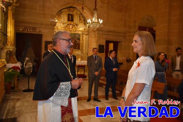 La visita de la Infanta Elena continuó en la Basílica donde saludó a los componentes de la Junta Representativa de la Cofradía de la Vera Cruz; a las puertas del templo saludó al rector de la basílica, Emilio Sánchez; y al vicario episcopal de la zona Caravaca-Mula, David Martínez; participó en un acto jubilar para ganar las indulgencias plenarias, adoró la Sagrada Reliquia y estuvo durante varios minutos a solas en la capilla de la Vera Cruz. 