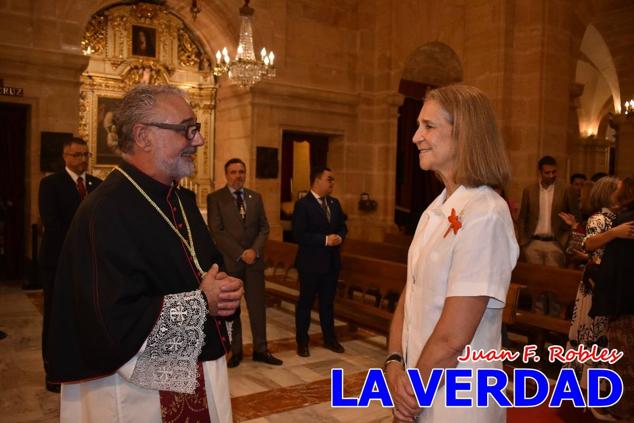 La visita de la Infanta Elena continuó en la Basílica donde saludó a los componentes de la Junta Representativa de la Cofradía de la Vera Cruz; a las puertas del templo saludó al rector de la basílica, Emilio Sánchez; y al vicario episcopal de la zona Caravaca-Mula, David Martínez; participó en un acto jubilar para ganar las indulgencias plenarias, adoró la Sagrada Reliquia y estuvo durante varios minutos a solas en la capilla de la Vera Cruz. 
