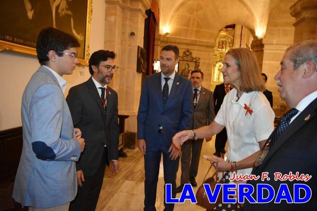 La visita de la Infanta Elena continuó en la Basílica donde saludó a los componentes de la Junta Representativa de la Cofradía de la Vera Cruz; a las puertas del templo saludó al rector de la basílica, Emilio Sánchez; y al vicario episcopal de la zona Caravaca-Mula, David Martínez; participó en un acto jubilar para ganar las indulgencias plenarias, adoró la Sagrada Reliquia y estuvo durante varios minutos a solas en la capilla de la Vera Cruz. 