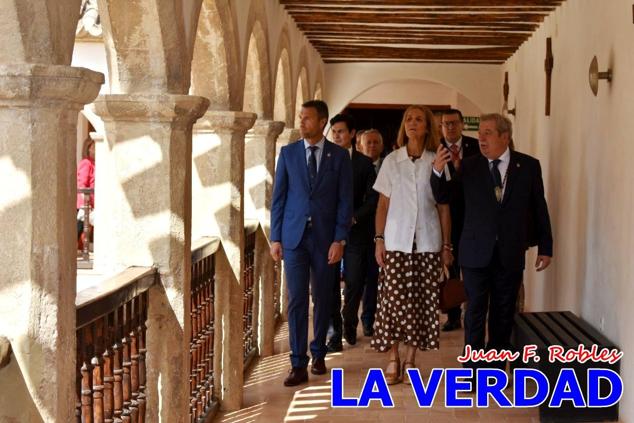En la Torre Chacona, la Infanta Elena firmó en el libro de honor de la Cofradía y el hermano mayor, Luis Melgarejo, le hizo entrega de una réplica de la Cruz de Caravaca. Visitó las estancias del Museo de la Vera Cruz y subió hasta la Capilla de los Conjuros para ver la ciudad desde la zona más alta de la basílica. 
