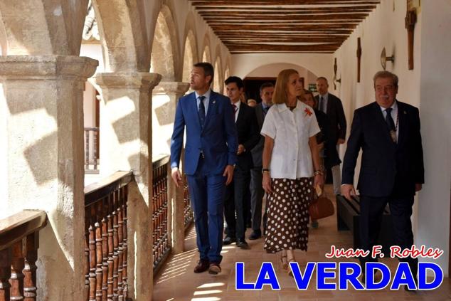 En la Torre Chacona, la Infanta Elena firmó en el libro de honor de la Cofradía y el hermano mayor, Luis Melgarejo, le hizo entrega de una réplica de la Cruz de Caravaca. Visitó las estancias del Museo de la Vera Cruz y subió hasta la Capilla de los Conjuros para ver la ciudad desde la zona más alta de la basílica. 