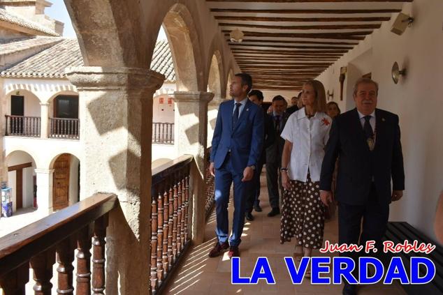 En la Torre Chacona, la Infanta Elena firmó en el libro de honor de la Cofradía y el hermano mayor, Luis Melgarejo, le hizo entrega de una réplica de la Cruz de Caravaca. Visitó las estancias del Museo de la Vera Cruz y subió hasta la Capilla de los Conjuros para ver la ciudad desde la zona más alta de la basílica. 