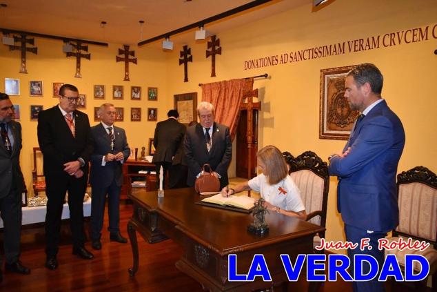 En la Torre Chacona, la Infanta Elena firmó en el libro de honor de la Cofradía y el hermano mayor, Luis Melgarejo, le hizo entrega de una réplica de la Cruz de Caravaca. Visitó las estancias del Museo de la Vera Cruz y subió hasta la Capilla de los Conjuros para ver la ciudad desde la zona más alta de la basílica. 