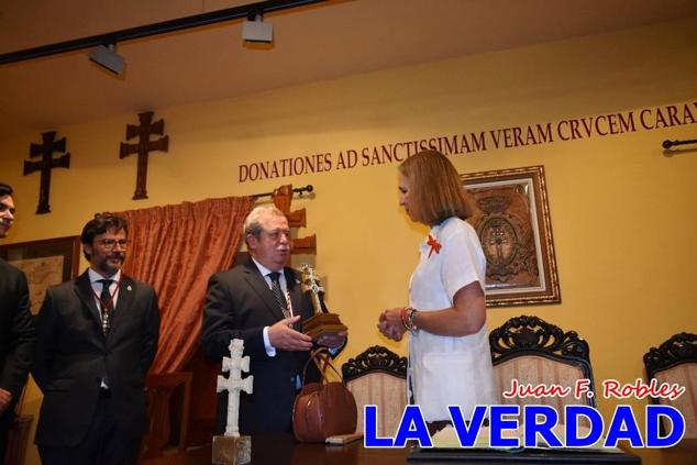 En la Torre Chacona, la Infanta Elena firmó en el libro de honor de la Cofradía y el hermano mayor, Luis Melgarejo, le hizo entrega de una réplica de la Cruz de Caravaca. Visitó las estancias del Museo de la Vera Cruz y subió hasta la Capilla de los Conjuros para ver la ciudad desde la zona más alta de la basílica. 