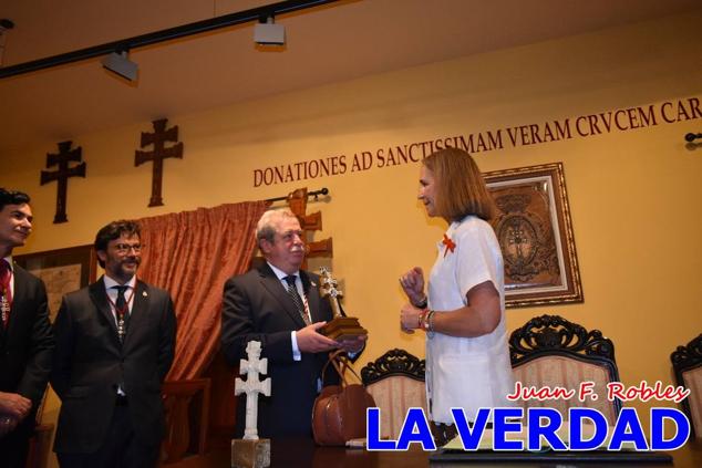En la Torre Chacona, la Infanta Elena firmó en el libro de honor de la Cofradía y el hermano mayor, Luis Melgarejo, le hizo entrega de una réplica de la Cruz de Caravaca. Visitó las estancias del Museo de la Vera Cruz y subió hasta la Capilla de los Conjuros para ver la ciudad desde la zona más alta de la basílica. 