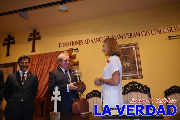 En la Torre Chacona, la Infanta Elena firmó en el libro de honor de la Cofradía y el hermano mayor, Luis Melgarejo, le hizo entrega de una réplica de la Cruz de Caravaca. Visitó las estancias del Museo de la Vera Cruz y subió hasta la Capilla de los Conjuros para ver la ciudad desde la zona más alta de la basílica. 