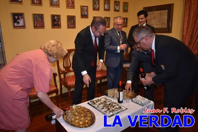 En la Torre Chacona, la Infanta Elena firmó en el libro de honor de la Cofradía y el hermano mayor, Luis Melgarejo, le hizo entrega de una réplica de la Cruz de Caravaca. Visitó las estancias del Museo de la Vera Cruz y subió hasta la Capilla de los Conjuros para ver la ciudad desde la zona más alta de la basílica. 