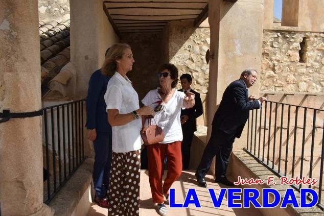 En la Torre Chacona, la Infanta Elena firmó en el libro de honor de la Cofradía y el hermano mayor, Luis Melgarejo, le hizo entrega de una réplica de la Cruz de Caravaca. Visitó las estancias del Museo de la Vera Cruz y subió hasta la Capilla de los Conjuros para ver la ciudad desde la zona más alta de la basílica. 