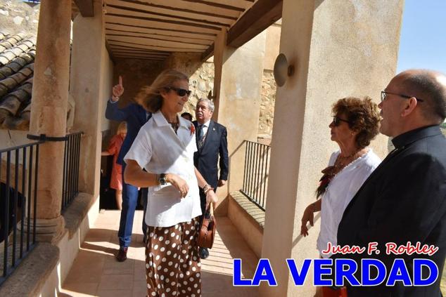 En la Torre Chacona, la Infanta Elena firmó en el libro de honor de la Cofradía y el hermano mayor, Luis Melgarejo, le hizo entrega de una réplica de la Cruz de Caravaca. Visitó las estancias del Museo de la Vera Cruz y subió hasta la Capilla de los Conjuros para ver la ciudad desde la zona más alta de la basílica. 