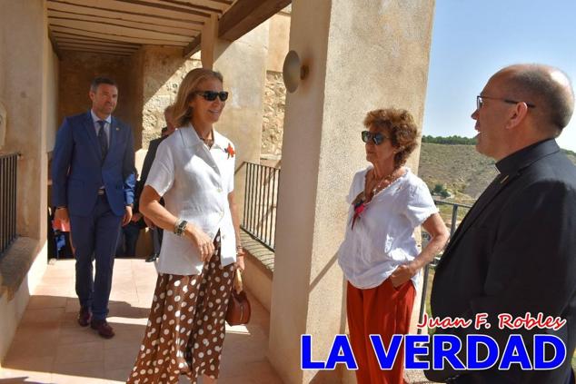 En la Torre Chacona, la Infanta Elena firmó en el libro de honor de la Cofradía y el hermano mayor, Luis Melgarejo, le hizo entrega de una réplica de la Cruz de Caravaca. Visitó las estancias del Museo de la Vera Cruz y subió hasta la Capilla de los Conjuros para ver la ciudad desde la zona más alta de la basílica. 