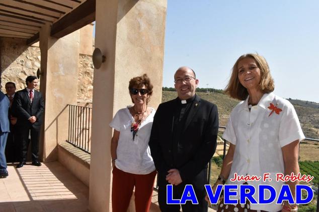 En la Torre Chacona, la Infanta Elena firmó en el libro de honor de la Cofradía y el hermano mayor, Luis Melgarejo, le hizo entrega de una réplica de la Cruz de Caravaca. Visitó las estancias del Museo de la Vera Cruz y subió hasta la Capilla de los Conjuros para ver la ciudad desde la zona más alta de la basílica. 