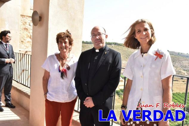 En la Torre Chacona, la Infanta Elena firmó en el libro de honor de la Cofradía y el hermano mayor, Luis Melgarejo, le hizo entrega de una réplica de la Cruz de Caravaca. Visitó las estancias del Museo de la Vera Cruz y subió hasta la Capilla de los Conjuros para ver la ciudad desde la zona más alta de la basílica. 