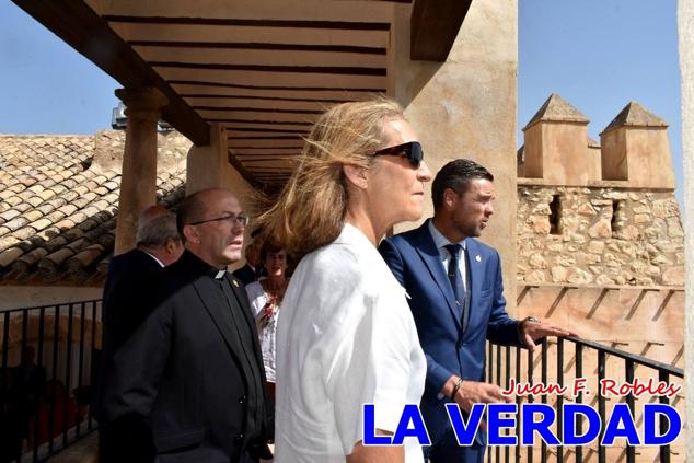 En la Torre Chacona, la Infanta Elena firmó en el libro de honor de la Cofradía y el hermano mayor, Luis Melgarejo, le hizo entrega de una réplica de la Cruz de Caravaca. Visitó las estancias del Museo de la Vera Cruz y subió hasta la Capilla de los Conjuros para ver la ciudad desde la zona más alta de la basílica. 