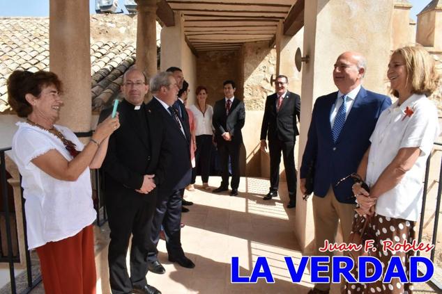 En la Torre Chacona, la Infanta Elena firmó en el libro de honor de la Cofradía y el hermano mayor, Luis Melgarejo, le hizo entrega de una réplica de la Cruz de Caravaca. Visitó las estancias del Museo de la Vera Cruz y subió hasta la Capilla de los Conjuros para ver la ciudad desde la zona más alta de la basílica. 