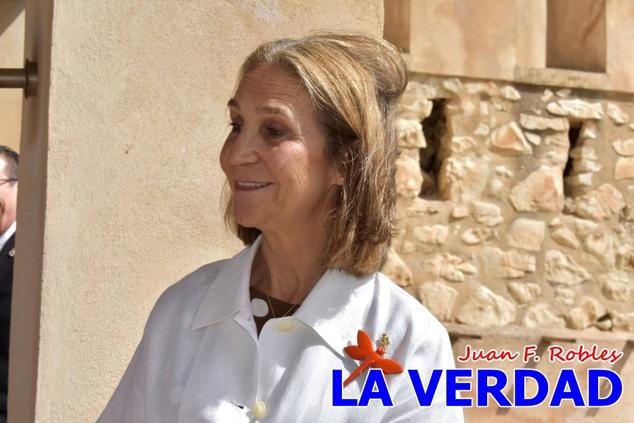 En la Torre Chacona, la Infanta Elena firmó en el libro de honor de la Cofradía y el hermano mayor, Luis Melgarejo, le hizo entrega de una réplica de la Cruz de Caravaca. Visitó las estancias del Museo de la Vera Cruz y subió hasta la Capilla de los Conjuros para ver la ciudad desde la zona más alta de la basílica. 