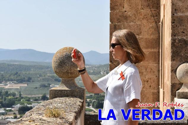 En la Torre Chacona, la Infanta Elena firmó en el libro de honor de la Cofradía y el hermano mayor, Luis Melgarejo, le hizo entrega de una réplica de la Cruz de Caravaca. Visitó las estancias del Museo de la Vera Cruz y subió hasta la Capilla de los Conjuros para ver la ciudad desde la zona más alta de la basílica. 