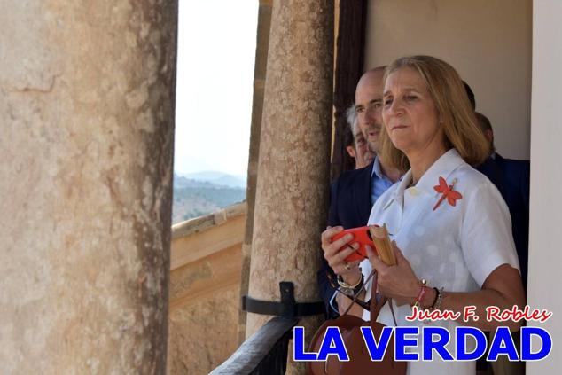 En la Torre Chacona, la Infanta Elena firmó en el libro de honor de la Cofradía y el hermano mayor, Luis Melgarejo, le hizo entrega de una réplica de la Cruz de Caravaca. Visitó las estancias del Museo de la Vera Cruz y subió hasta la Capilla de los Conjuros para ver la ciudad desde la zona más alta de la basílica. 