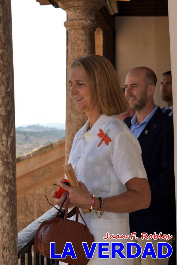 En la Torre Chacona, la Infanta Elena firmó en el libro de honor de la Cofradía y el hermano mayor, Luis Melgarejo, le hizo entrega de una réplica de la Cruz de Caravaca. Visitó las estancias del Museo de la Vera Cruz y subió hasta la Capilla de los Conjuros para ver la ciudad desde la zona más alta de la basílica. 