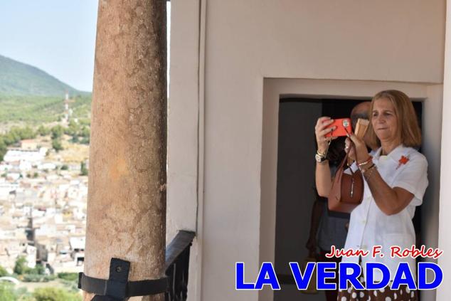 En la Torre Chacona, la Infanta Elena firmó en el libro de honor de la Cofradía y el hermano mayor, Luis Melgarejo, le hizo entrega de una réplica de la Cruz de Caravaca. Visitó las estancias del Museo de la Vera Cruz y subió hasta la Capilla de los Conjuros para ver la ciudad desde la zona más alta de la basílica. 