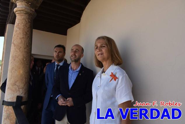 En la Torre Chacona, la Infanta Elena firmó en el libro de honor de la Cofradía y el hermano mayor, Luis Melgarejo, le hizo entrega de una réplica de la Cruz de Caravaca. Visitó las estancias del Museo de la Vera Cruz y subió hasta la Capilla de los Conjuros para ver la ciudad desde la zona más alta de la basílica. 