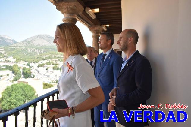 En la Torre Chacona, la Infanta Elena firmó en el libro de honor de la Cofradía y el hermano mayor, Luis Melgarejo, le hizo entrega de una réplica de la Cruz de Caravaca. Visitó las estancias del Museo de la Vera Cruz y subió hasta la Capilla de los Conjuros para ver la ciudad desde la zona más alta de la basílica. 