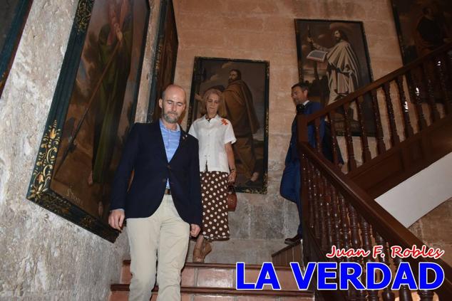 En la Torre Chacona, la Infanta Elena firmó en el libro de honor de la Cofradía y el hermano mayor, Luis Melgarejo, le hizo entrega de una réplica de la Cruz de Caravaca. Visitó las estancias del Museo de la Vera Cruz y subió hasta la Capilla de los Conjuros para ver la ciudad desde la zona más alta de la basílica. 